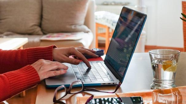 <p>Alle belgischen Betriebe, in denen dies möglich ist, müssen ihre Arbeitnehmer seit Montag von zu Hause aus arbeiten lassen. Laut Berechnungen wird Homeoffice in der kalten Jahreszeit den betroffenen Arbeitnehmern Mehrkosten bei den Energierechnungen verursachen.</p>