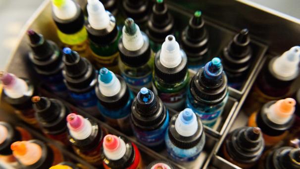 <p>Die Europäische Chemikalienagentur ECHA hat empfohlen, mehr als 4.000 bedenkliche Substanzen bei Tattoo-Farben und permanentem Make-up zu beschränken.</p>