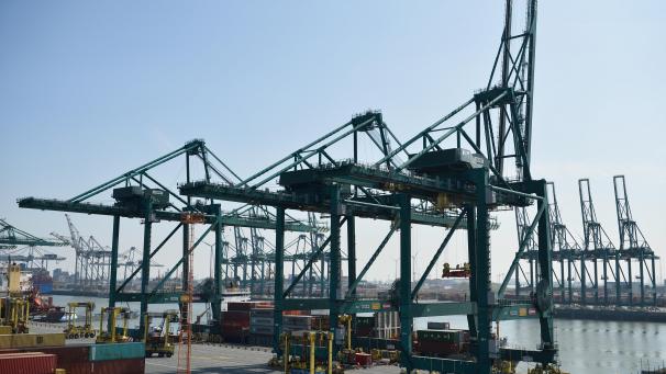 <p>Der Hafen von Antwerpen ist der größte Hafen Belgiens.</p>