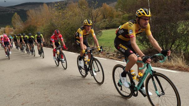 <p>Primoz Roglic, hier hinter zwei Mannschaftsgefährten, büßte ein paar Sekunden ein.</p>