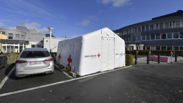 <p>Getestet wird (wieder) im Drive In auf dem Parkplatz der Klinik. Am Montag soll das Testzentrum umziehen zum Triangel.</p>