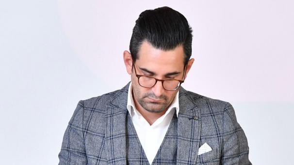 <p>Musste zuletzt oft schlechte Nachrichten und alarmierende Zahlen von seinem Smartphone ablesen: Gesundheitsminiser Antonidis.</p>