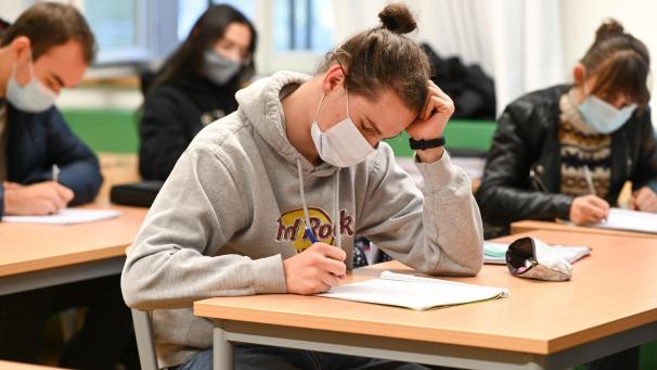 <p>Auch für Sekundarschüler bleibt der Präsenzunterricht gewährleistet. Fernunterricht ist möglich.</p>