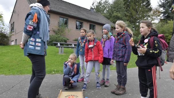 <p>Auf diesem Archivbild sind Kinder einer Pfadfindergruppe bei einer Außenaktivität zu sehen.</p>
