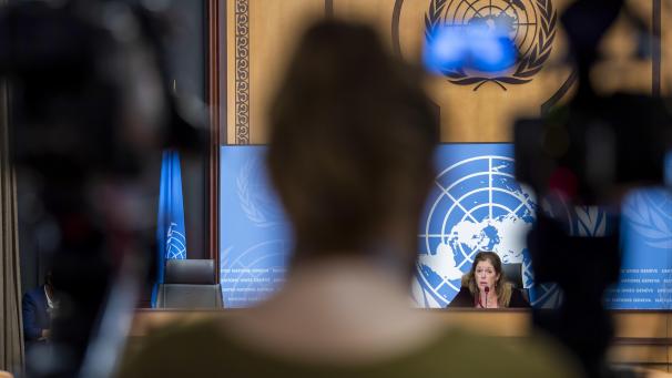 <p>Stephanie Williams (hinten), amtierende Sonderbeauftragte des Generalsekretärs und UN-Sondergesandte für Libyen, spricht bei einer Pressekonferenz im Anschluss an die vierte Runde von Gesprächen der Unterstützungsmission der Vereinten Nationen in Libyen mit den Konfliktparteien des nordafrikanischen Landes.</p>