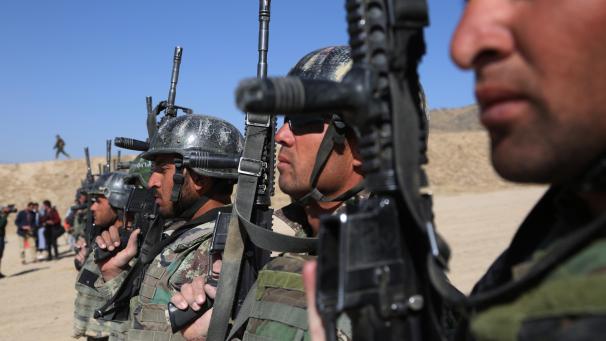 <p>Afghanistan, Kabul: Soldaten einer Spezialeinheit der afghanischen Nationalarmee nehmen an ihrer Abschlussfeier in einem militärischen Ausbildungszentrum teil.</p>