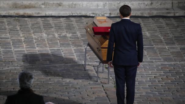 <p>Der französische Staatspräsident Emmanuel Macron steht vor dem Sarg des ermordeten Lehrers Samuel Paty während einer nationalen Gedenkveranstaltung im Innenhof der Universität Sorbonne.</p>