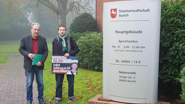 <p>Aurich: Uwe und Sven Böken (l-r), Vater und Bruder der auf der „Gorch Fock“ ums Leben gekommenen Soldatin Jenny Böken, stehen vor der Staatsanwaltschaft Aurich. Zwölf Jahre nach dem mysteriösen Tod der Kadettin Jenny Böken hat deren Vater am Freitag eine Strafanzeige bei der Staatsanwaltschaft in Aurich (Niedersachsen) gestellt.</p>