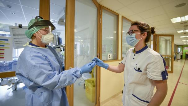 <p>Hand in Hand wird auf der Intensivstation gearbeitet: Drei Patienten werden dort aktuell betreut. Ein deutlicher Anstieg wird in der kommenden Woche erwartet.</p>