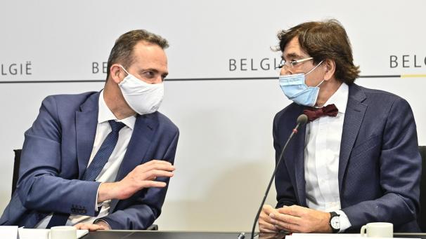 <p>Oliver Paasch (l.) und Elio Di Rupo während der Pressekonferenz des Konzertierungsausschusses am Freitagmorgen</p>
