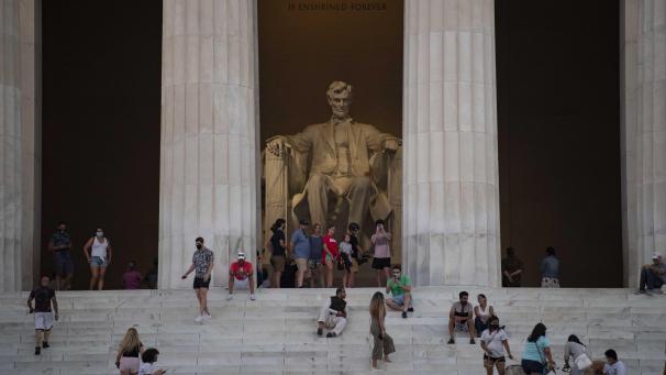 <p>Besucher mit und ohne Mund-und Nasenschutz halten sich am Lincoln Memorial auf.</p>