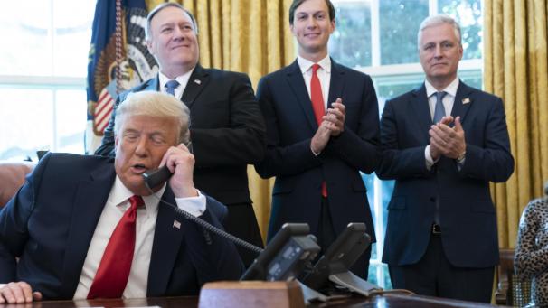 <p>Donald Trump nimmt an einer Telefonkonferenz mit den Regierungschefs von Israel und dem Sudan teil. Hinter ihm stehen Mike Pompeo (l-r), Außenminister der USA, Jared Kushner, Schwiegersohn und Berater von US-Präsident Trump, und Robert O'Brien, Nationaler Sicherheitsberater des US-Präsidenten.</p>