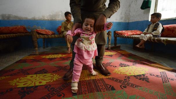 <p>Die einjährige Nida spielt mit einem ihrer Verwandten. Bei dem Mädchen wurde im Dezember 2019 Kinderlähmung festgestellt. Afghanistan und Pakistan sind die letzten beiden Länder, die aktuell gegen Kinderlähmung kämpfen.</p>