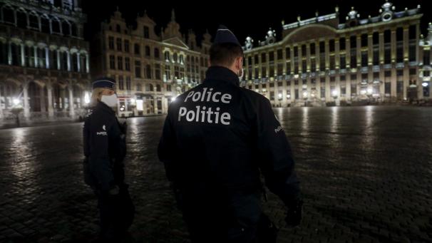 <p>Polizisten überprüfen in Brüssel die Ausgangssperre.</p>