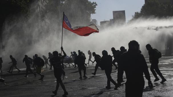 <p>Bei den heftigen Protesten gegen die Regierung im vergangenen Jahr gehörte eine neue Verfassung zu den wichtigsten Forderungen der Demonstranten. Am Sonntag (25. Oktober) entscheiden die Chilenen in einem Referendum, ob sie eine neue Verfassung wollen.</p>