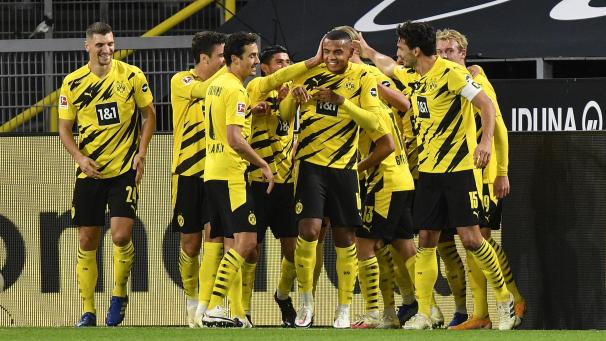 <p>Der Dortmunder Manuel Akanji (M) wird gefeiert, nachdem er das das Eröffnungstor erzielt hat.</p>