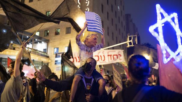 <p>Zehntausende Israelis haben am Samstagabend demonstriert.</p>