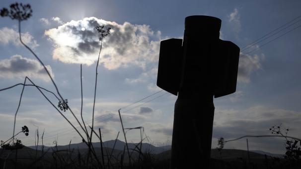 <p>Eine Hülle einer Rakete vom Typ „Smertsch“ ragt aus dem Boden. Im blutigen Konflikt um Berg-Karabach steigt die Zahl der Toten.</p>