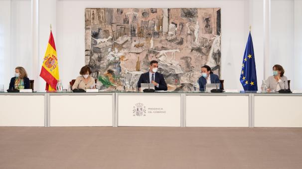 <p>Ministerpräsident Pedro Sánchez (Bildmitte) rief den neuen Alarmzustand am Sonntag während eines außerordentlichen Ministerrats aus.</p>