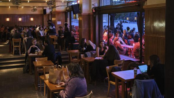 <p>Die Entscheidung, den Horeca-Sektor zu schließen, ist sehr umstritten.<br />
Illustration: Photo News</p>