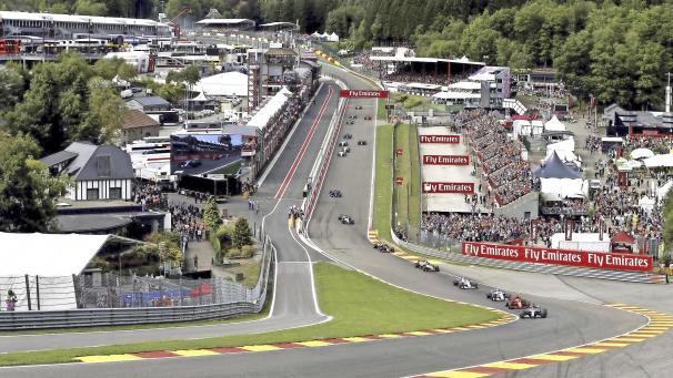 <p>Volle Tribünen bei bestem Wetter: Ein solches Bild würden sich Fans und Ausrichter in Spa-Francorchamps wohl wieder wünschen. Doch die Rennstrecke schließt nun vorerst ihre Pforten.</p>