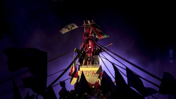 <p>Feiernde Menschen versammeln sich auf der Plaza Italia.</p>