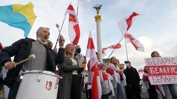 <p>Hunderte, meist aus Belarus stammende Menschen nehmen an einer Kundgebung in Kiew teil und zeigen ihre Solidarität mit den belarussischen Demonstranten, die weiterhin gegen die Ergebnisse der Präsidentschaftswahlen protestieren.</p>