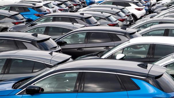 <p>Autos stehen vor dem Terminal zur Verschiffung von Gebrauchtwagen von Europa nach Afrika.</p>