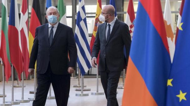 <p>EU-Ratschef Charles Michel (r.) vor wenigen Tagen mit dem armenischen Präsidenten Armen Sarkissian.</p>