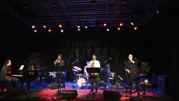 <p>Christian Klinkenberg (ganz links) erzeugte mit seiner Band einen Sound, der sich auch wunderbar als Hintergrundmusik für schummrige Nachtbars eignen würde.</p>