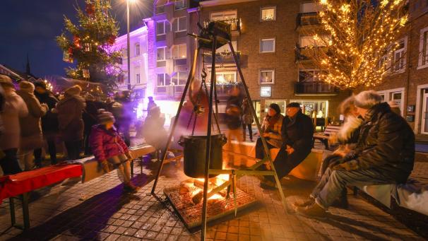 <p>Gemütliches Beisammensein am Lagerfeuer: Auf ihren Weihnachtsmarkt müssen die Eupener in diesem Jahr verzichten.</p>