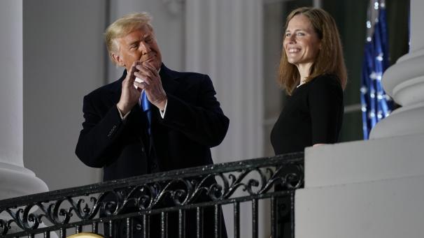 <p>Donald Trump, Präsident der USA, applaudiert neben der Juristin Amy Coney Barrett, nachdem diese vom US-Senat als Richterin am Obersten Gericht bestätigt wurde und den Verfassungseid geleistet hat.</p>