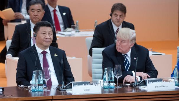<p>Zwei führende Nationen, zwei unterschiedliche Führer. In Europa hoffen viele, dass Trump (r.) Biden weichen muss, damit die transatlantische Brücke wieder funktioniert. Xi Jiping (l.) wird aber nicht locker lassen, Europa zu umgarnen.</p>