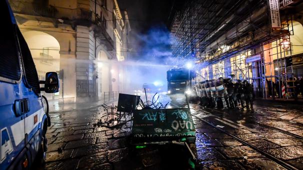 <p>Turin: Ausschreitungen und Zusammenstöße zwischen Demonstranten und Polizei erfolgen am Abend in der Innenstadt nach Protesten gegen die Regierungsmaßnahmen zur Eindämmung der Corona-Pandemie in Italien.</p>