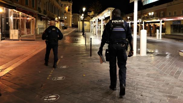 <p>Nizza: Polizisten patrouillieren die leeren Straßen bei Nacht. Die Ausgangsperre die wegen der Corona-Pandemie verhängt wurde, wurde auf 38 weitere Departements ausgeweitet. Die restriktive Maßnahme betrifft nun 46 Millionen Franzosen, die von 21 Uhr bis 6 Uhr zu Hause bleiben müssen.</p>