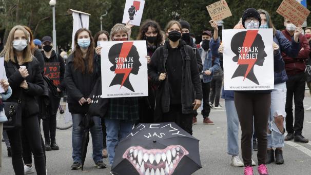 <p>Warschau: Frauenrechtsaktivisten nehmen an einem von der Frauenrechts-Organisation „Strajk Kobiet“ organisierten „Generalstreik“ teil. Nach der Entscheidung des polnischen Verfassungsgerichts, dass auch Schwangerschaftsabbrüche aufgrund schwerer Fehlbildungen des ungeborenen Kindes verfassungswidrig seien, sollen Gegner dieser Entscheidung aus Protest die Arbeit niederlegen.</p>