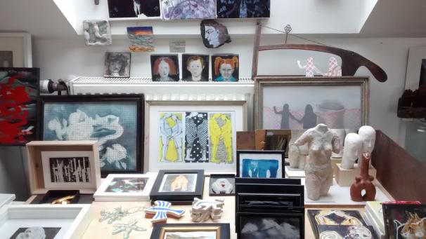 <p>Gertrude Kraft präsentiert in ihrem Hauseter Atelier mit Blick auf das nahende Weihnachtsfest „Kleine Kunst für kleines Geld“.</p>