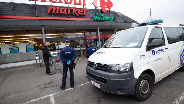 <p>Polizisten kontrollieren einen Supermarkt in Ghlin.</p>
