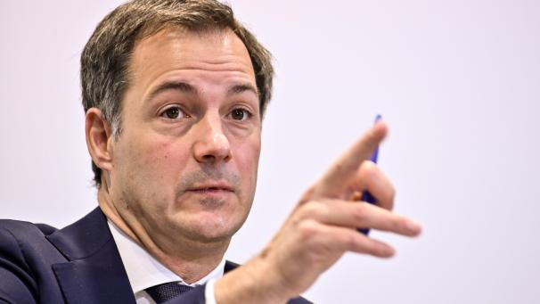 <p>Premier De Croo wandte sich in einer Videobotschaft insbesondere an die Jugendlichen: „Zu viele junge Menschen glauben, dass das Virus sie nichts angeht. Sie irren sich. Jeder kann schwer krank werden.“</p>