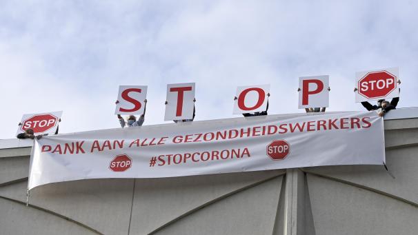 <p>Abteilungsleiter der Uniklinik Brüssel haben am Mittwoch vom Dach des Krankenhauses aus einen Notruf an die Bevölkerung gerichtet, um die Corona-Vorschriften buchstabengetreu einzuhalten. „Die Menschen merken nicht genug, was für eine Katastrophe geschieht“, sagte der Leiter der Intensivstation. Seine Botschaft: „Wenn Sie zu Weihnachten keine leeren Stühle zu Hause wollen, müsst Sie aufhören so zu tun, als ob das alles nicht so schlimm wäre.“</p>