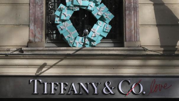 <p>Frankreich, Paris: Eine Weihnachtsdekoration hängt über dem Logo des Juweliers Tiffany auf der Champs Elysees.</p>