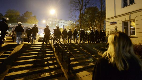 <p>Polen, Warschau: Polizisten stehen Wache, während Demonstranten das Parlament blockieren. In mehreren polnischen Städten sind erneut Tausende Menschen gegen eine Verschärfung des Abtreibungsverbots auf die Straße gegangen.</p>