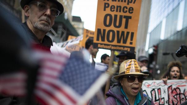 <p>2. November 2019, USA, New York: Menschen nehmen an einem Protest teil und marschieren in New York gegen Präsident Trump und seine Politik in der Nähe des Trump Towers.</p>