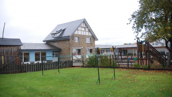 <p>Die Dorfschule in Emmels leidet unter Platzmangel. Noch unklar ist indes, ob das Problem durch einen kompletten Neubau (inklusive Abriss des Altbaus) oder einen Erweiterungsbau behoben werden soll. Im St.Vither Stadtrat löste das Thema eine längere Debatte aus.</p>