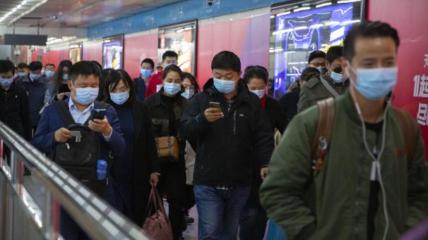 <p>Pendler schauen auf ihre Smartphones, während sie durch eine U-Bahn-Station in Peking gehen. Nach viertägigen Beratungen hinter verschlossenen Türen hat die Führungselite der Kommunistischen Partei Chinas den neuen Fünf-Jahres-Plan auf den Weg gebracht.</p>