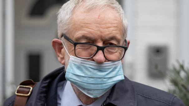<p>Jeremy Corbyn, ehemaliger Vorsitzender der Labour Partei, verlässt sein Haus in Nordlondon am Tag der Veröffentlichung eines Bericht zu den Ergebnissen einer Prüfung von Antisemitismus-Vorwürfen gegen die Labour-Partei durch die Britische Kommission für Menschenrechte (EHRC). Vor der Parlamentswahl im Jahr 2019 war Corbyn vorgeworfen worden, sich bei Juden nicht für antisemitische Tendenzen in seiner Partei zu entschuldigen.</p>