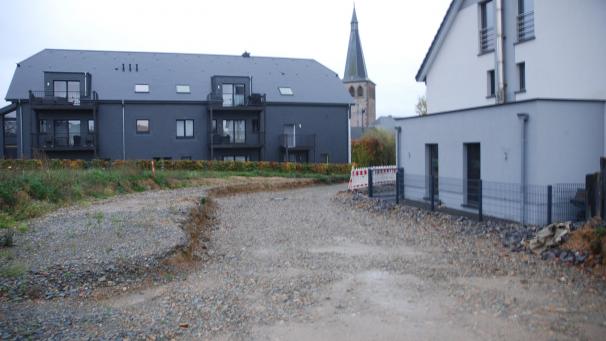 <p>Gegen Verzögerungen bei der Fertigstellung von Wegearbeiten im Ortszentrum von Amel (Hubertusweg) habe die Gemeinde keine Handhabe, weil der Auftraggeber ein privater Investor sei. Man bemühe sich aber, Druck auszuüben, versicherte Bürgermeister Erik Wiesemes im Gemeinderat.</p>