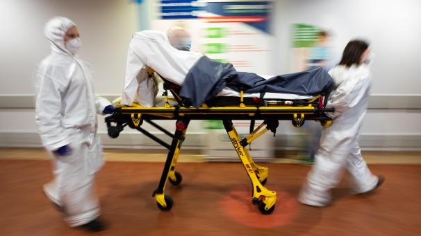 <p>Um Platz zu schaffen, wird ein Corona-Patient vom Lütticher Citadelle-Krankenhaus in ein Pflegeheim verlegt.</p>