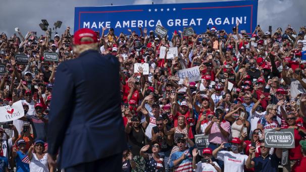 <p>USA, Tampa: Unterstützer des US-Präsdienten jubeln, während Donald Trump, Präsident der USA, zu einer Wahlkampfkundgebung vor dem Raymond James Stadium eintrifft.</p>