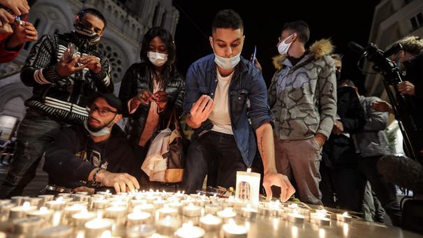 <p>Menschen zünden Kerzen auf der Straße vor der Kirche Notre Dame für die Opfer einer Messerattacke an. Bei der Messerattacke hat es mindestens drei Tote und mehrere Verletzte gegeben. Die Pariser Anti-Terror-Staatsanwaltschaft hat die Ermittlungen übernommen. Frankreich hat die höchste Terrorwarnstufe ausgerufen.</p>